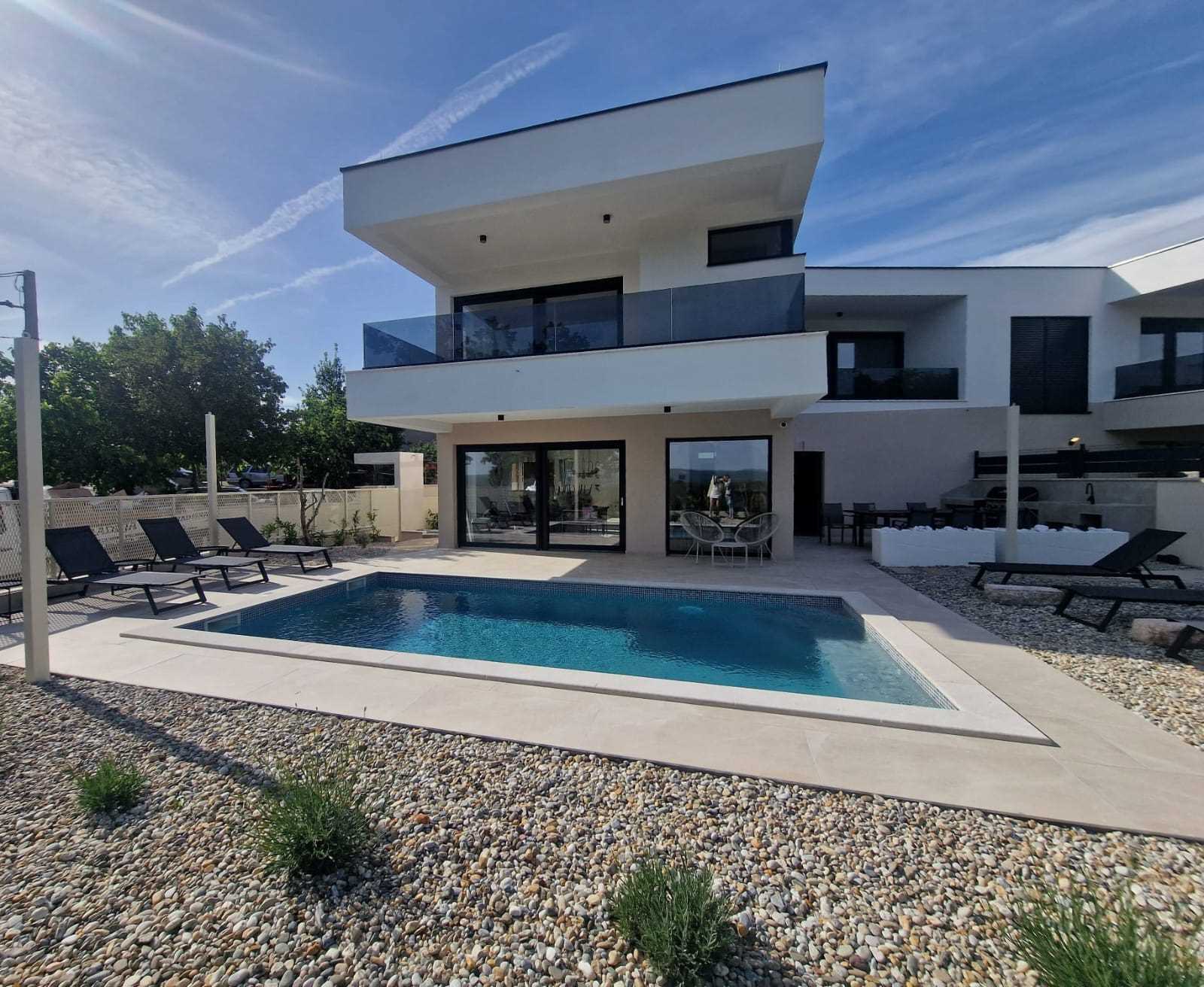 New modern villa with swimming pool